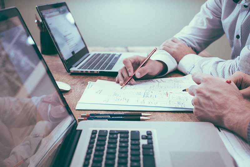 Webmaster qui crée du contenu pour un site